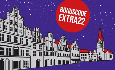 Illustration der Häuser am Sande mit Schneefall und "Bonuscode Extra22" im runden Button