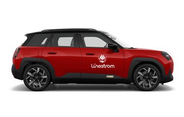 Seitenansicht MINI Aceman in rot mit weißem Logo auf der Beifahrertür