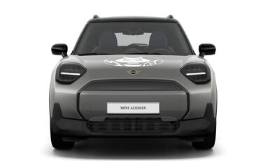 Frontansicht MINI Aceman in grau mit weißem Logo auf der Motorhaube