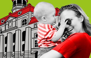 Lachende Frau mit Baby auf dem Arm vor Illustration des Lüneburger Rathauses