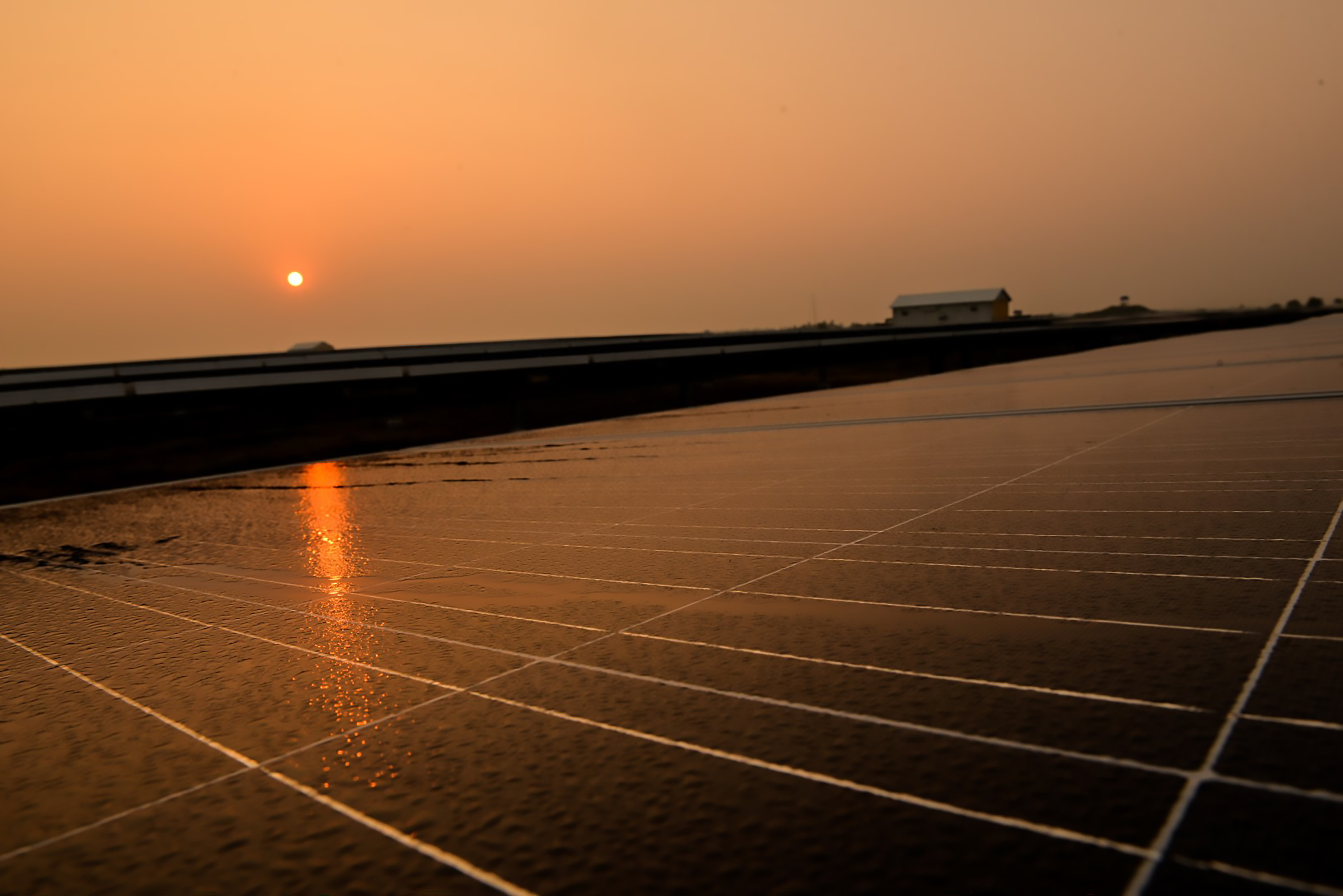 Solaranlagen in diesigem Sonnenuntergangslicht